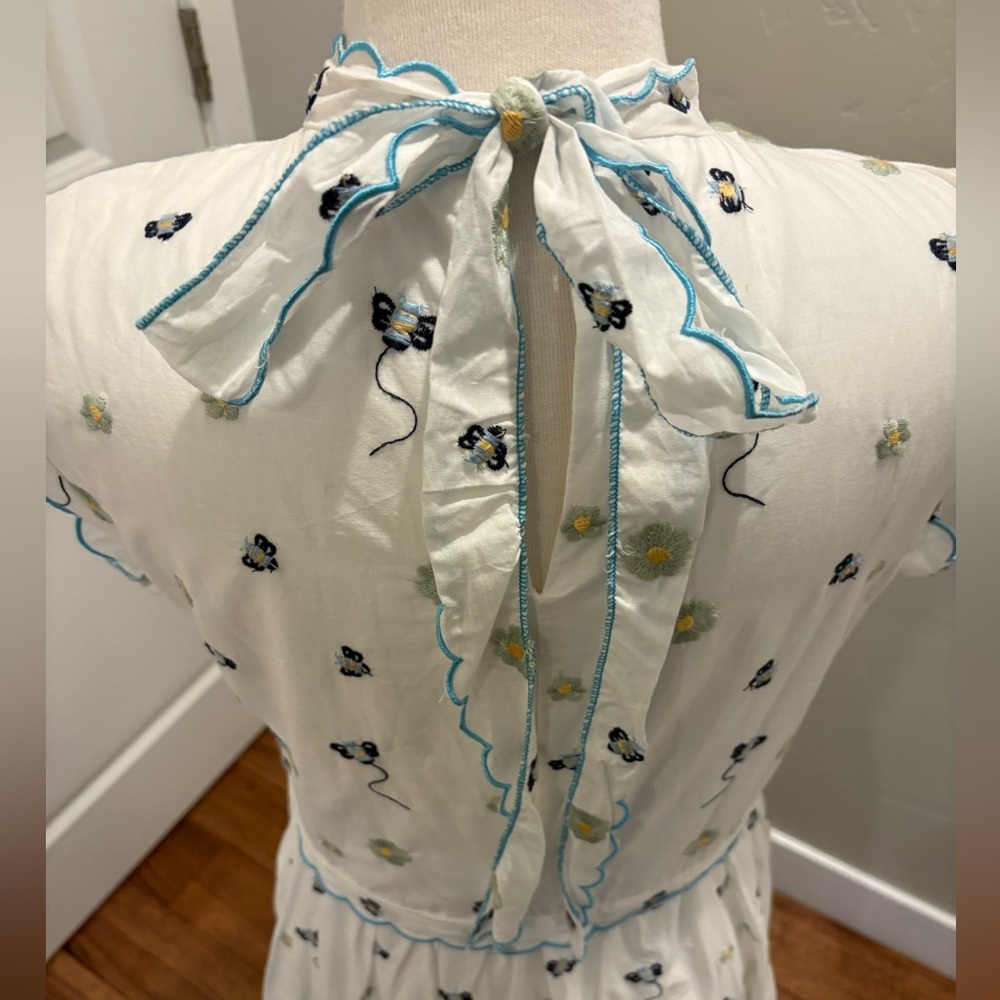 Adorable White and Blue Dress with Flutter Sleeves Size Medium EUC